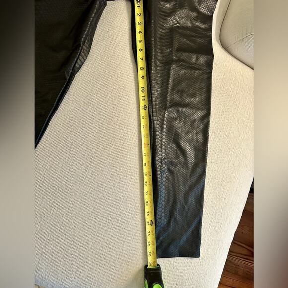 HUE Black Textured Animal Skin Leggings High Rise Size Large NWOT - Picture 7 of 9